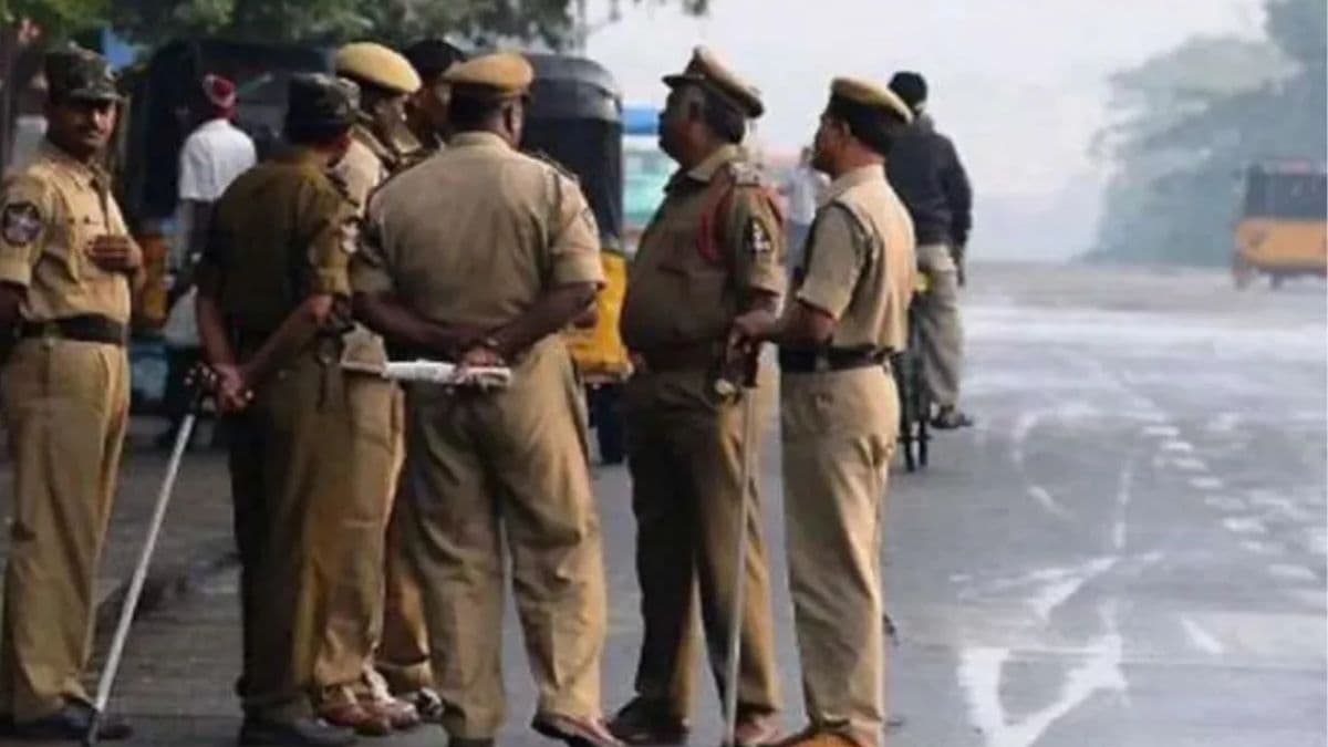 पुलिस वालों की शर्मनाक करतूत, युवक का रास्ता रोका, मोबाइल चेक कर पढ़ी चैट, कहा- 500 रुपये दो