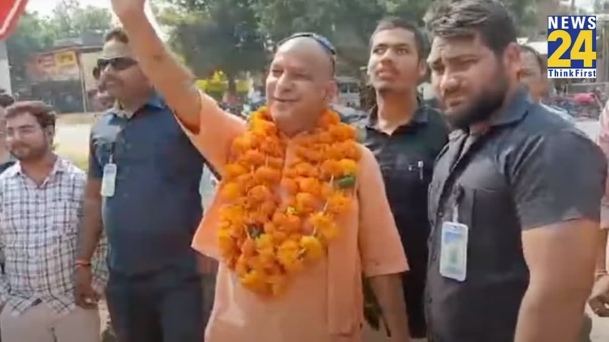 'योगी' ने Madhya Pradesh में निर्दलीय चुनाव नामांकन भरा, तस्वीरें देखकर विरोधी भी चकराए