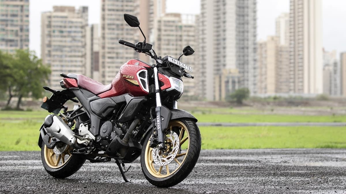 45 की माइलेज, 13 लीटर का फ्यूल टैंक, Yamaha की स्मार्ट बाइक FZ S FI