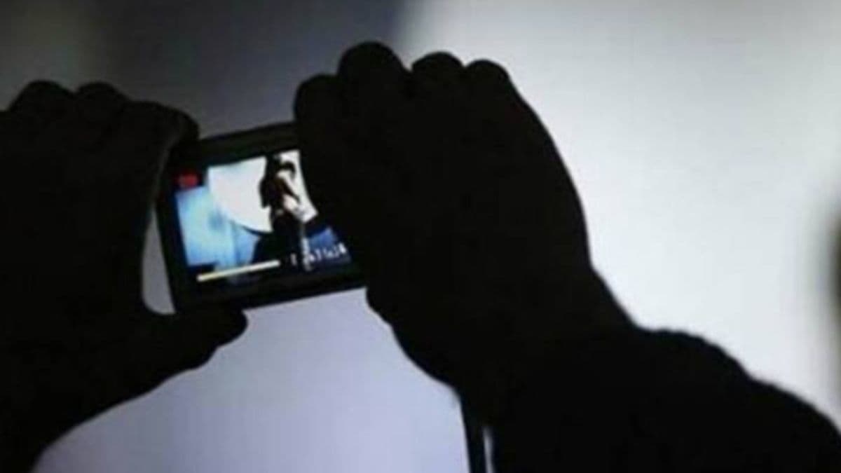 मुखबिरों के जरिए बिछाया जाल...पुलिस ने मारा छापा, रंगे हाथों Porn Video बनाती पकड़ी गईं दो एक्ट्रेस