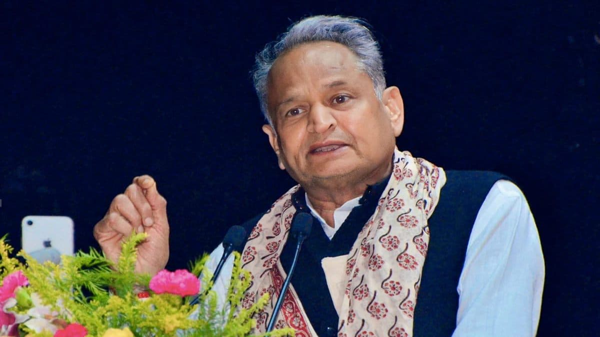 रोते-रोते चुनाव आयोग के पास पहुंची भाजपा, कांग्रेस की 7 गारंटियों पर बैन के बाद अशोक गहलोत का बयान