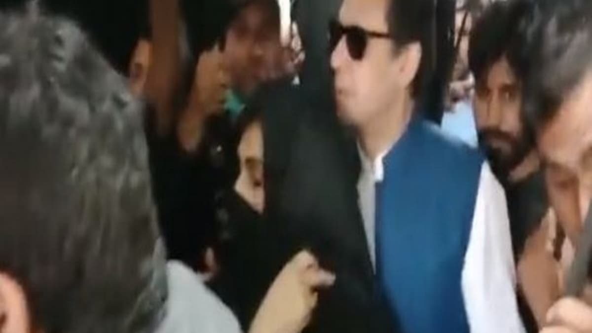 Imran Khan: बुशरा बीबी के पूर्व पति ने इमरान खान पर दर्ज कराया केस, कहा-बर्बाद कर दी मेरी शादीशुदा जिंदगी
