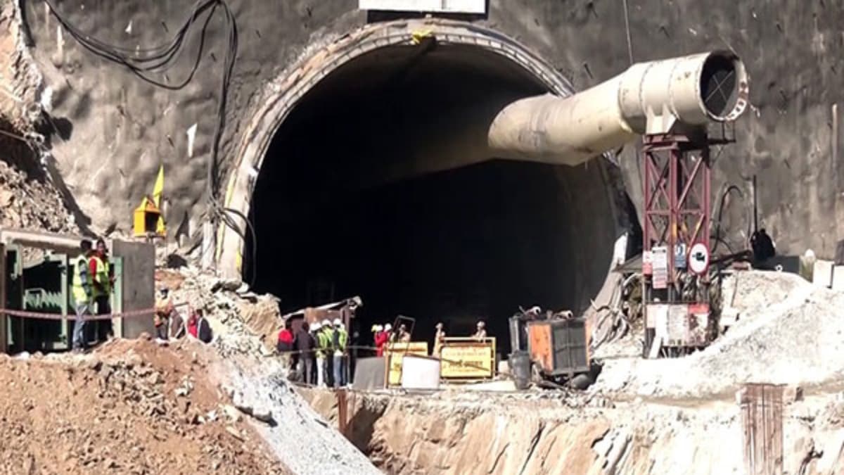Uttarkashi Tunnel Rescue: 17 दिन चली जंग में सबसे पहले बाहर आए विजय, सफलता के बाद कुछ ऐसा बना माहौल