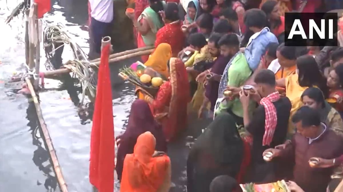 Chhath Puja: पूरा हुआ छठ का महापर्व, देश ही नहीं विदेश में भी दिया गया उगते सूर्य को 'अर्घ्य'