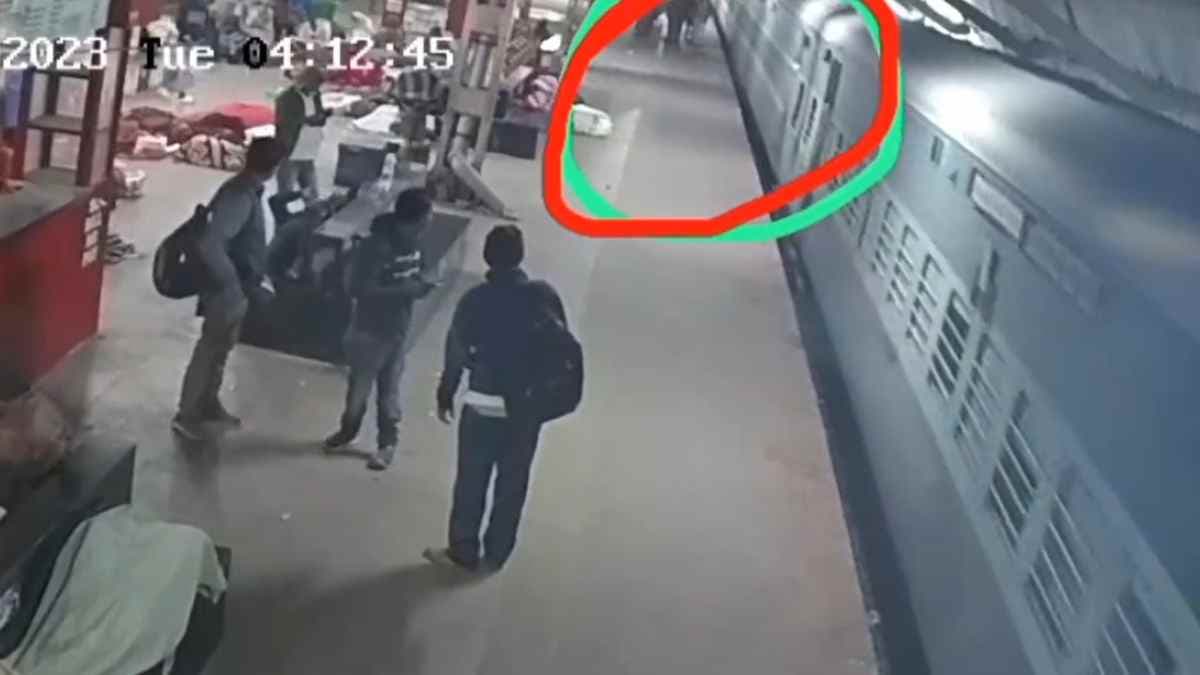 Watch Video: दो महिलाओं के लिए भगवान बने रेलवे सुरक्षाकर्मी, मौत के मुंह से खींच लाए बाहर