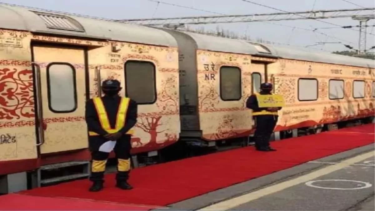 चलती ट्रेन में यात्रियों को खिलाया जहर! भारत गौरव एक्‍सप्रेस में 40 लोगों की तबीयत बिगड़ी