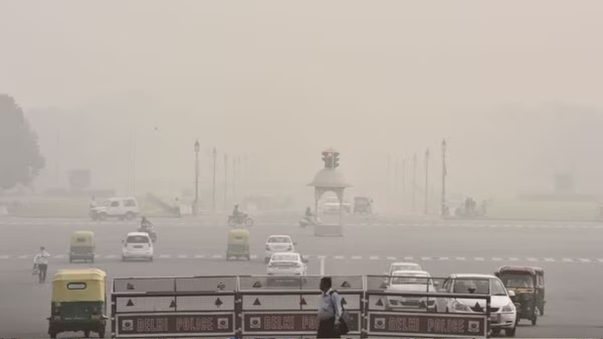 Delhi-NCR Air Quality: दिल्ली-एनसीआर के लोग दमघोंटू हवा में सांस लेने को मजबूर, AQI 400 के पार