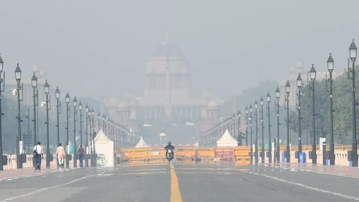 Delhi NCR Air Quality: दिवाली के दूसरे दिन भी दिल्ली-एनसीआर की हवा में सुधार नहीं, राजधानी में AQI 389