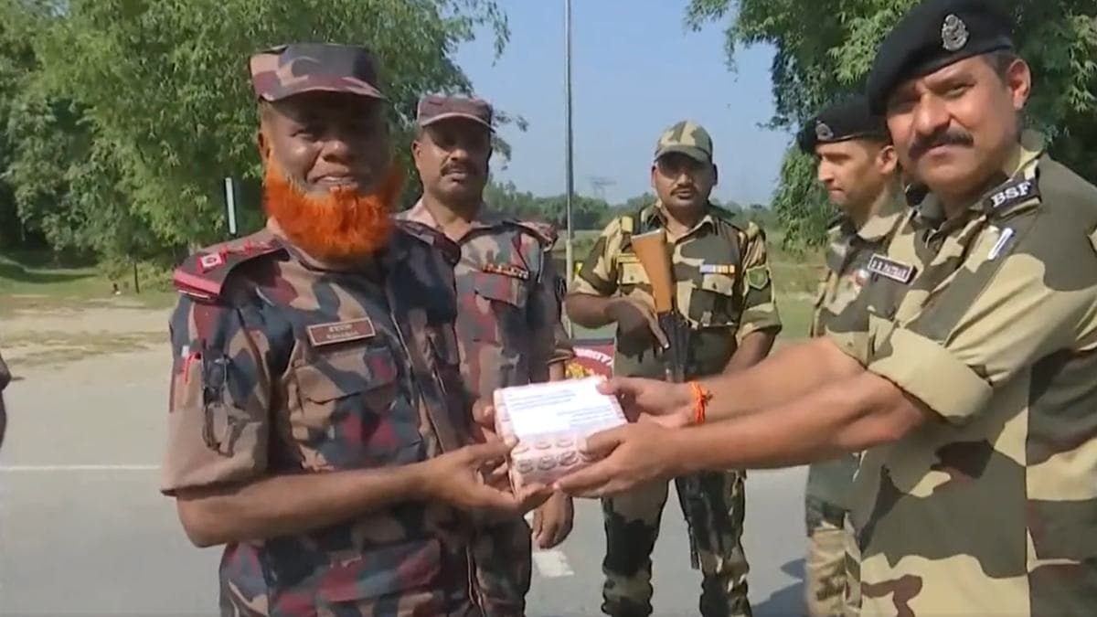 Diwali 2023: भारत-बांग्लादेश के जवानों में दिखा भाईचारा, दिवाली पर एक-दूसरे को खिलाई मिठाई