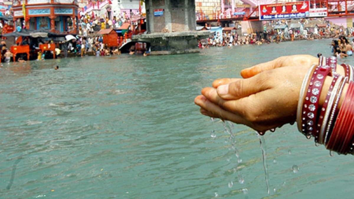 मुस्लिम MLA के मंदिर जाने पर गंगाजल से धोया, हिंदू संगठन के लोगों ने कराया हनुमान चालीसा का पाठ