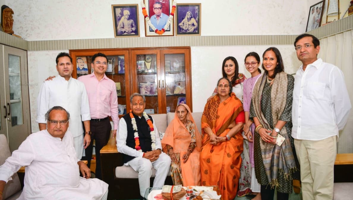 Rajasthan Assembly Election: अशोक गहलोत के नामांकन के बाद भरोसे में दिखीं पत्नी और बेटी; बोलीं-सरदारपुरा ही नहीं पूरा राजस्थान फिर सौंपना चाहता है सत्ता की चाबी