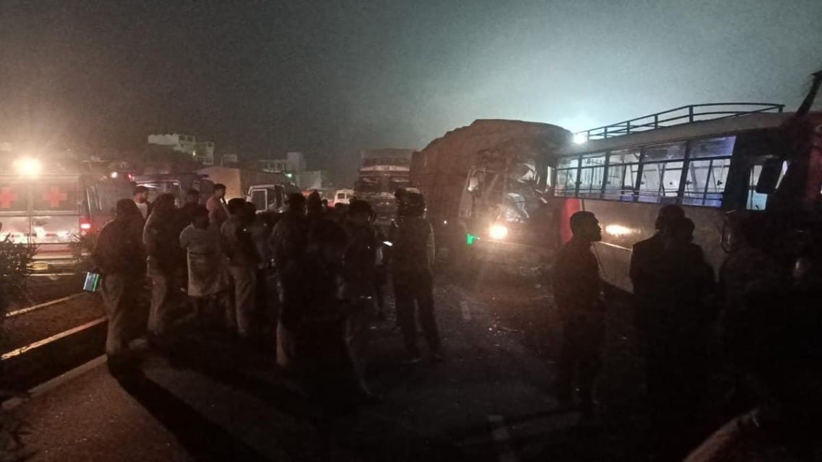 गोरखपुर में भीषण सड़क हादसा; हाईवे पर खड़ी बस में ट्रक ने मारी टक्कर, 6 की मौत
