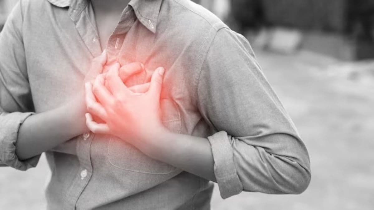 सर्दियों में चेस्ट पेन कहीं हार्ट अटैक का संकेत तो नहीं? क्या कहते हैं Health Expert