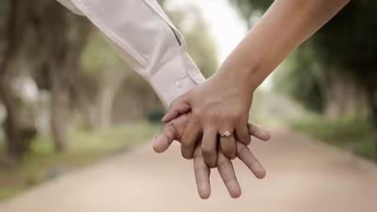 पति के दोस्त को साथ लेकर तहसील पहुंची 4 बच्चों की मां; बोली-मुझे नहीं मिला अपने हिस्से का सुख