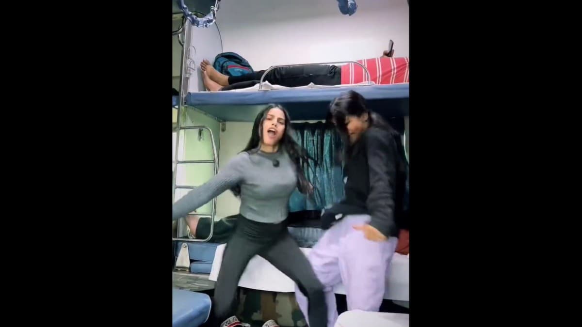 Watch Video: मेट्रो के बाद Railway में बढ़ी अश्लीलता, चलती ट्रेन में लड़कियों ने किया भोजपुरी गाने पर डांस