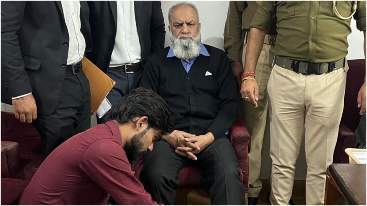 नई पहल: कश्मीर में जेल से छूटते ही आतंकियों के पैरों में पहनाई गई 'पायल'