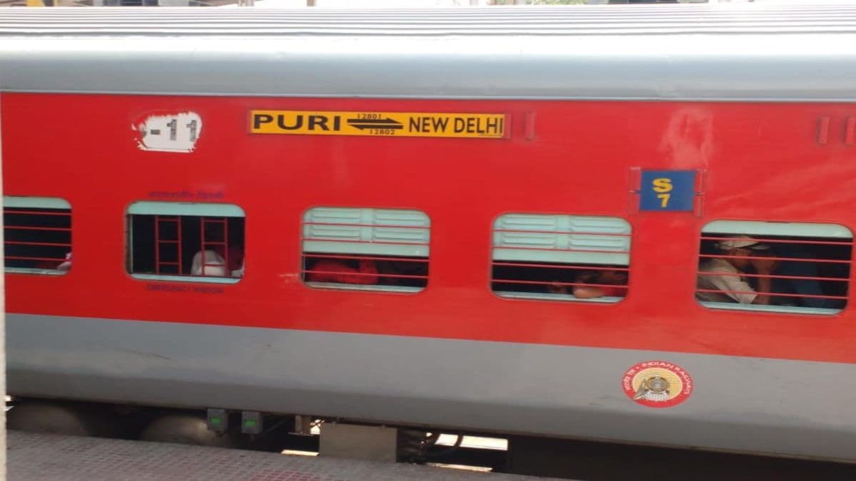 130 की रफ्तार से दिल्ली जा रही थी ट्रेन, ड्राइवर ने लगाया इमरजेंसी ब्रेक, दो यात्रियों की हुई मौत