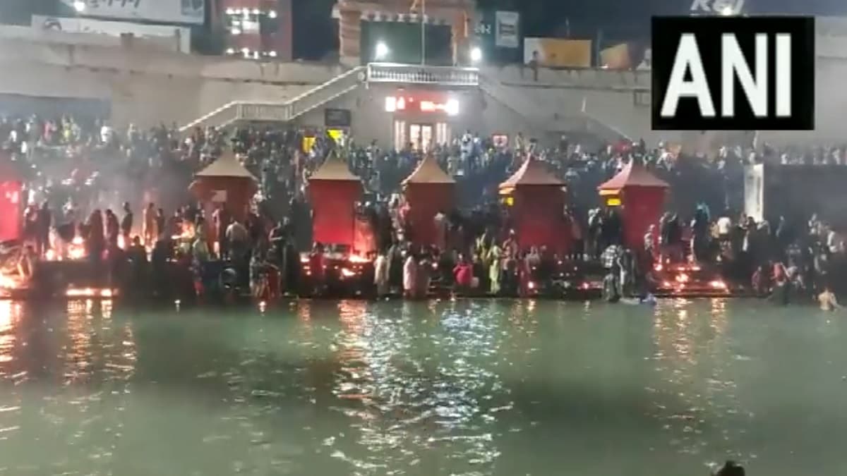 Kartik Purnima 2023: भक्तों ने गंगा नदी में लगाई आस्था की डुबकी, दीप जला सुंरग में फंसे मजदूरों के लिए की प्रार्थना, देखें Video
