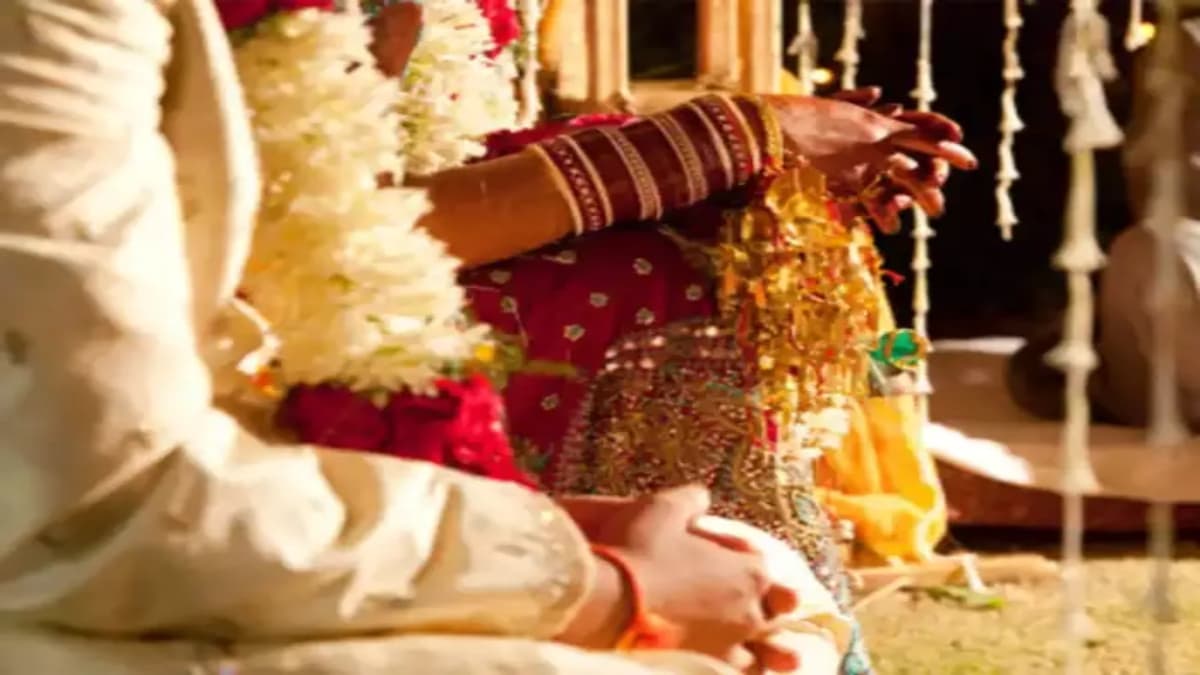 वायरल फोटो ने उठाया बाली उम्र के प्यार से पर्दा; भीड़ ने जबरन कराई नाबालिग लड़का-लड़की की शादी