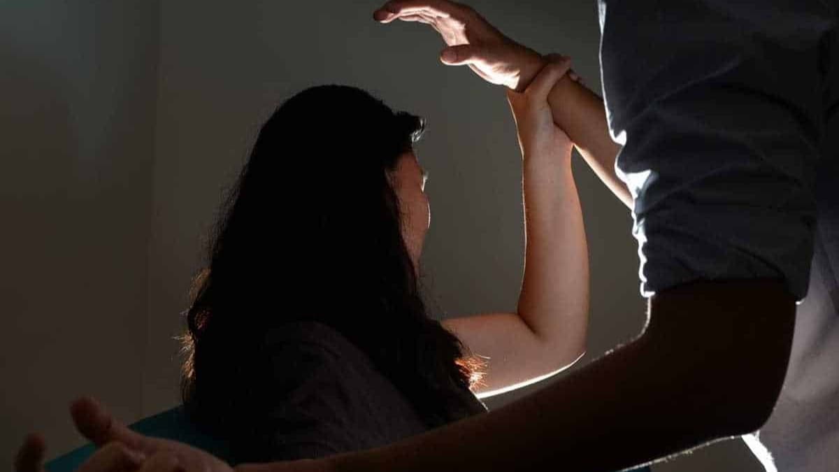 ‘मुझसे पैसे भी लिए, फिर बंदूक…’, महिला की शिकायत पर शिवसेना नेता पर केस दर्ज