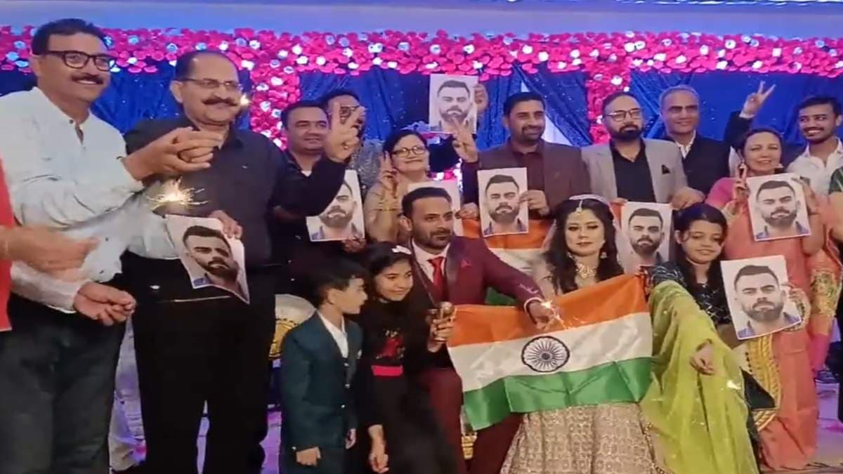 ODI World Cup: मुरादाबाद में अनोखी शादी, परिवार संग स्टेज पर ही दूल्हा-दुल्हन मनाने लगे भारत की जीत का जश्न, देखें Video