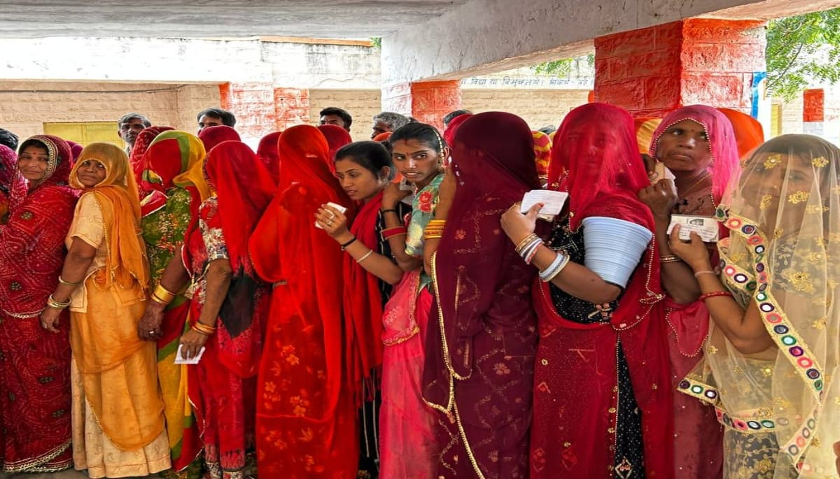 मतदान में पुरुषों के मुकाबले महिलाएं आगे, गहलोत की फ्री मोबाइल स्कीम या कुछ और...समझें सियासी मायने