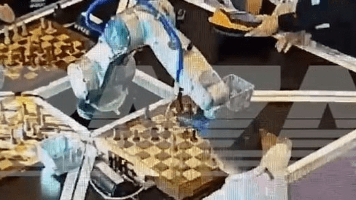 Robot ने शख्स को कुचल कर मार डाला, सब्जियों के डिब्बे और इंसान में नहीं समझ पाया फर्क