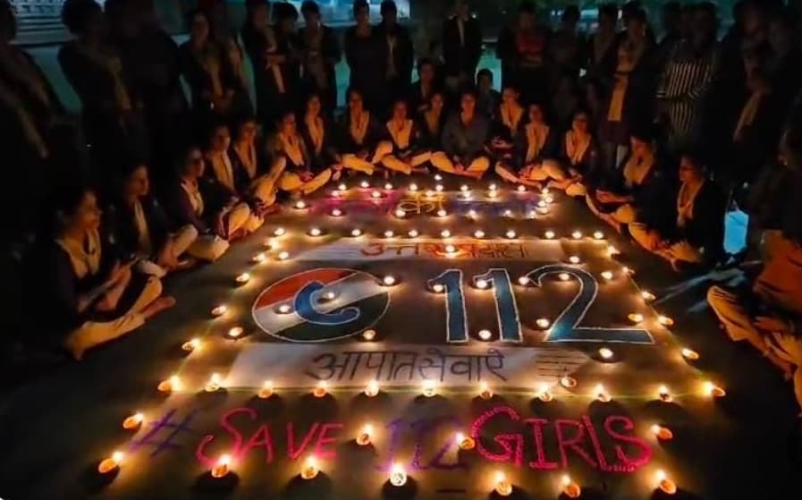 Save 112 Girls: धरने पर जले आशाओं के दीये; अनोखी रंगोली सजाकर रखी डायल-112 के गर्ल्स स्टाफ ने मांग