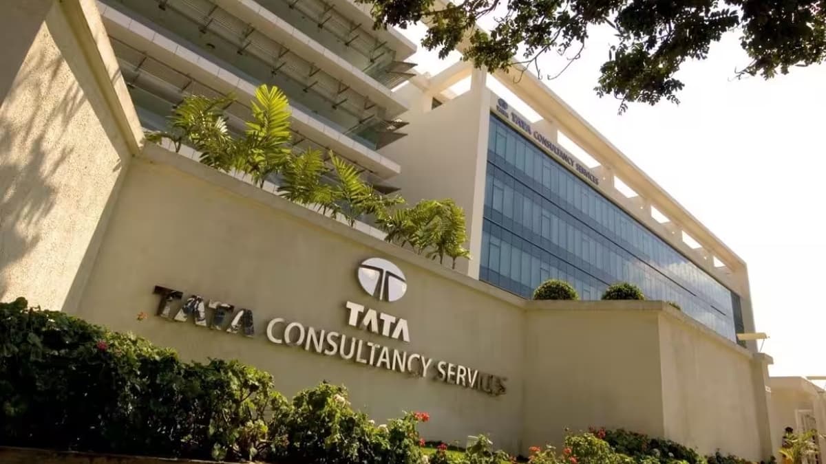 TCS ने 2000 से ज्यादा कर्मचारियों को भेजा ट्रांसफर नोटिस, आईटी एसोसिएशन ने सरकार से की शिकायत