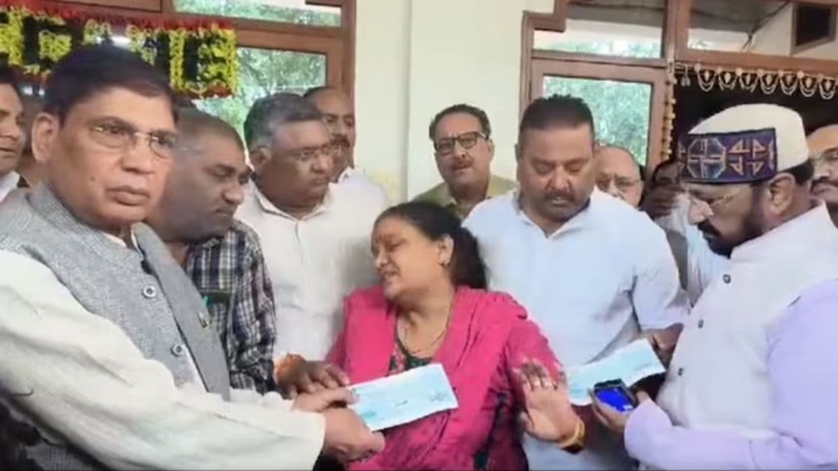 शहादत का अपमान; वीर सैनिक की मां आंसू बहाती रही और योगी के मंत्री नेतागीरी चमकाने में लगे रहे