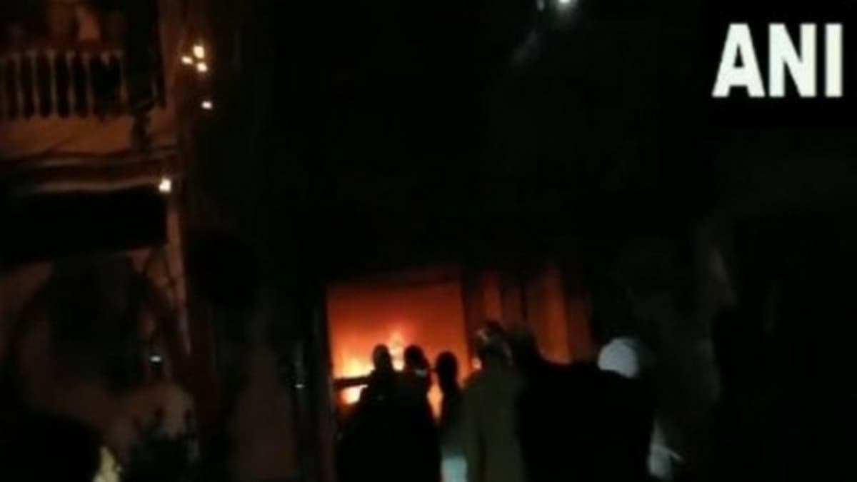 बच्चे को कंबल में लपेटा और बालकनी से नीचे कूद गए पति-पत्नी, Delhi में अग्निकांड की आंखों देखी कहानी