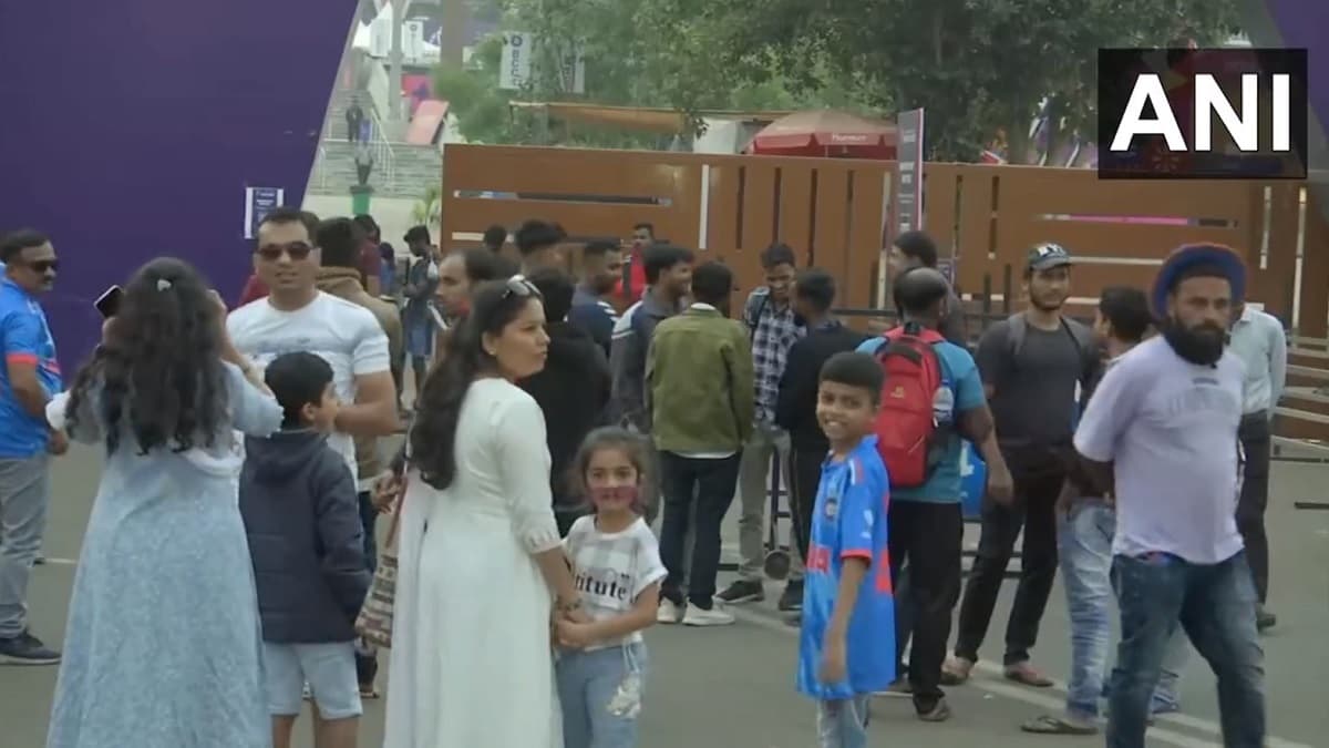 IND vs AUS Final: वर्ल्ड कप के लिए दीवानगी ऐसी, कहीं पेपर कैंसिल, कहीं पेड़ पर चढ़कर बच्चे देख रहे मैच