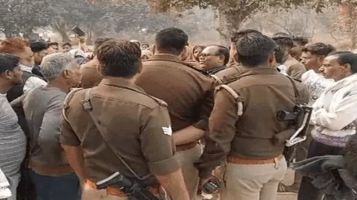 मैनपुरी में मजार पर चला बुल्डोजर, कोर्ट के आदेश पर अवैध निर्माण गिराया, जानें आखिर क्या था विवाद?
