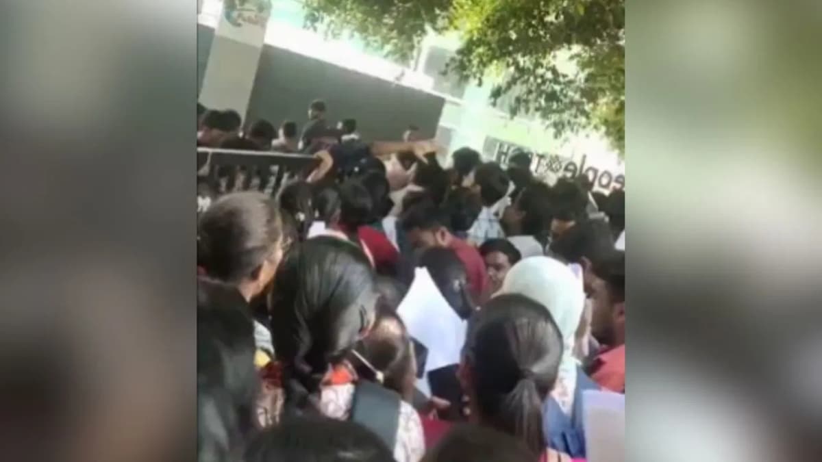 Watch Video: कंपनी ने की वॉक-इन इंटरव्यू घोषणा, गेट पर उमड़ा हुजूम, दंग रह गए लोग