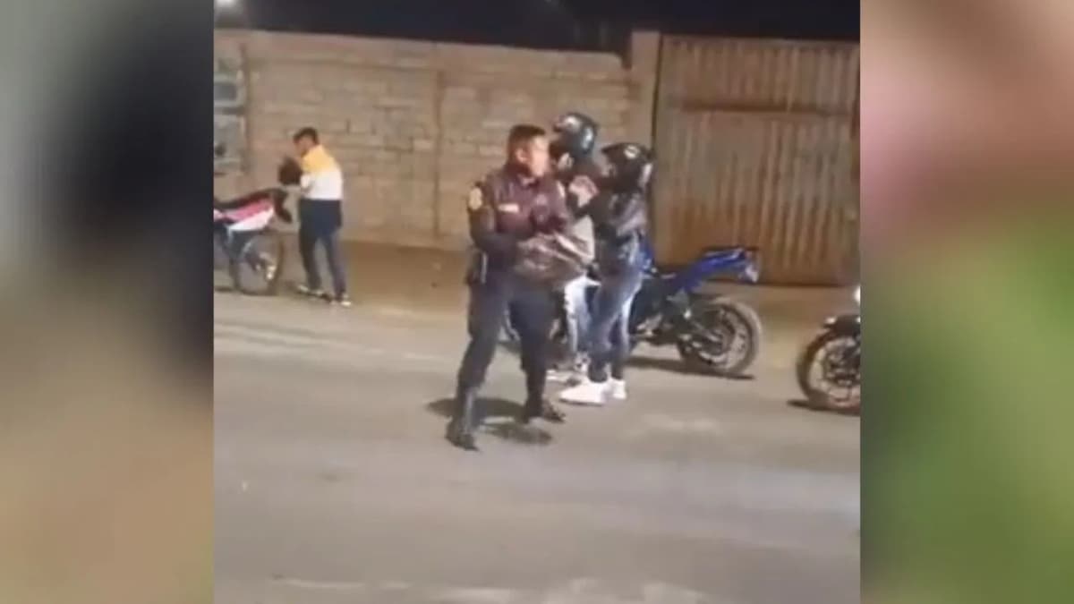 Watch Video: बाइक सवार को रोकने के लिए पुलिसवाले ने हेलमेट से किया हमला, भड़के लोग