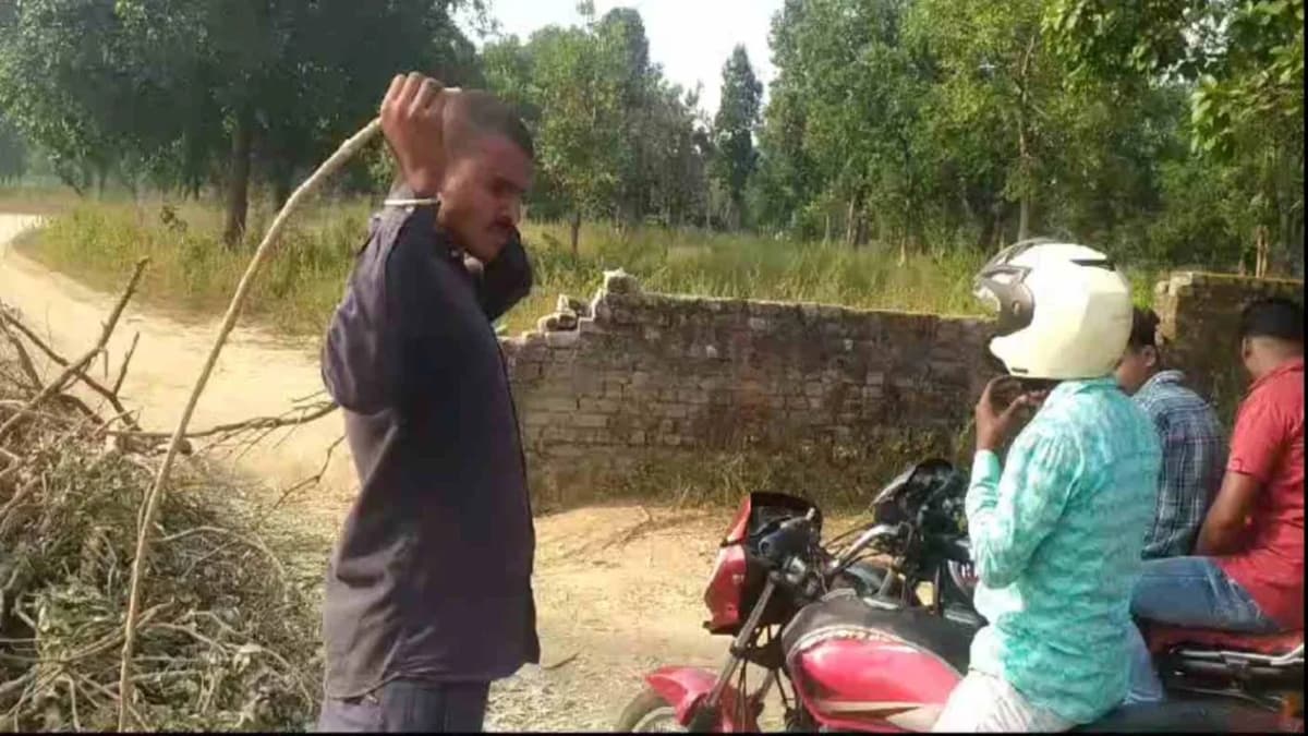 गजब गुंडागर्दी है...खेत को जाने वाले रास्ते पर बना दिया चैक पोस्ट, कहते- पहले टैक्स भरो, फिर जाओ