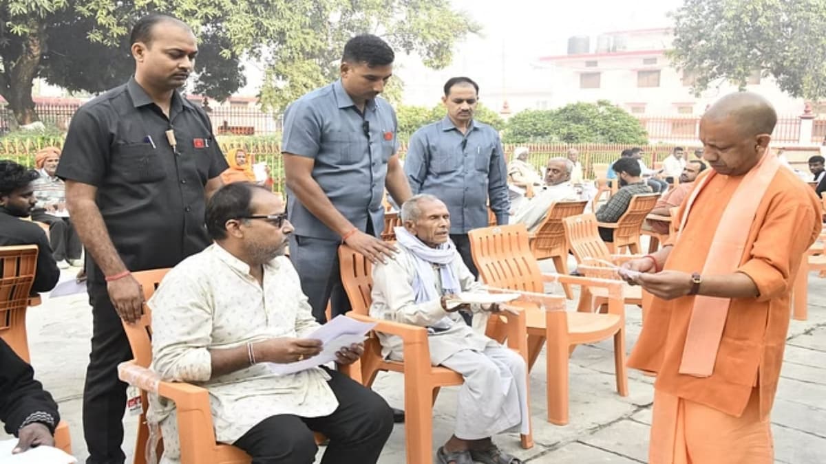 कोई दबंगों से दुखी दिखा तो कोई माफिया से, जनता दर्शन में सीएम योगी बोले- गरीबों को उजाड़ने वालों को नहीं छोड़ेंगे