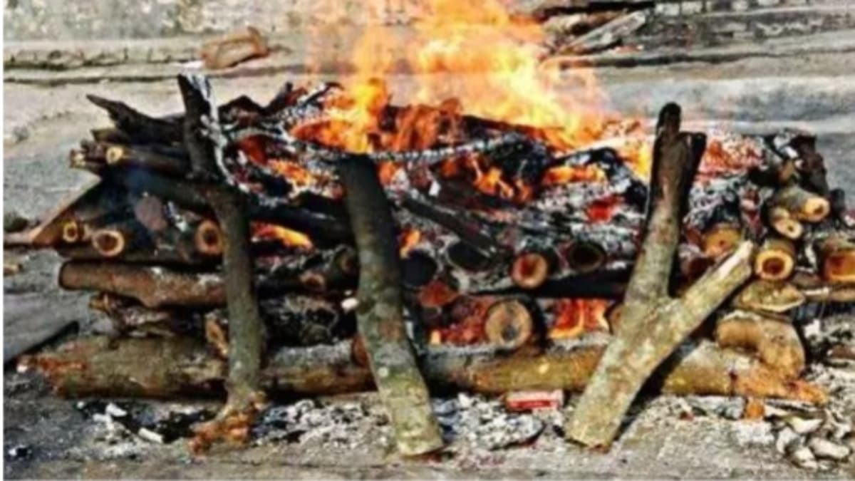 जम्मू-कश्मीर में मुस्लिम समुदाय ने कश्मीरी पंडित का किया अंतिम संस्कार, रीति रिवाज पूरे कर निभाया इंसानियत का धर्म