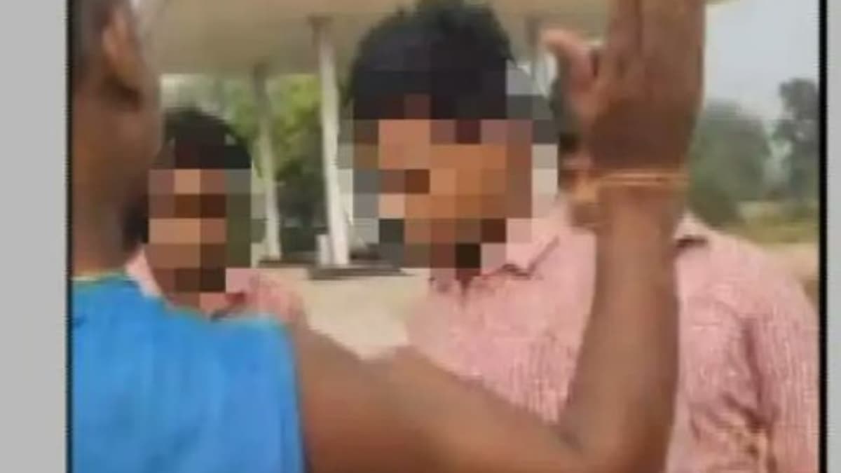 थप्पड़ मारे...फिर सिगरेट का धुआं उड़ाया, कॉलेज स्टूडेंट्स को जमकर पीटा, Video Viral
