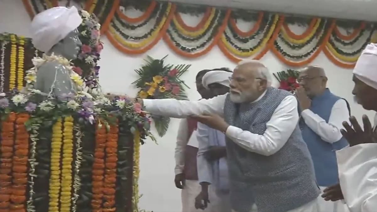 बिरसा मुंडा के गांव पहुंचने वाले पहले पीएम बने नरेंद्र मोदी, ढोल-मंदार से हुआ स्वागत