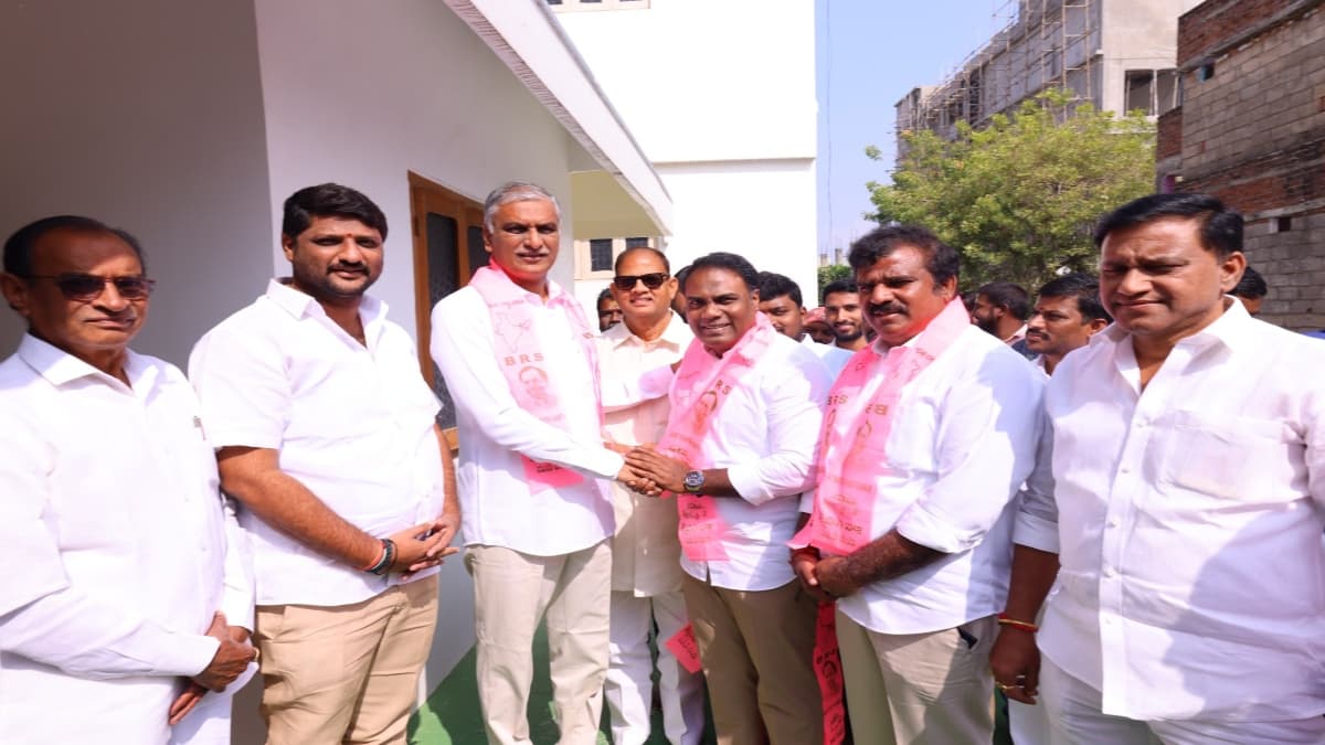 Telangana Election 2023: अभिनेता से नेता बने बाबू मोहन को बड़ा झटका, बेटे ने जॉइन की BRS