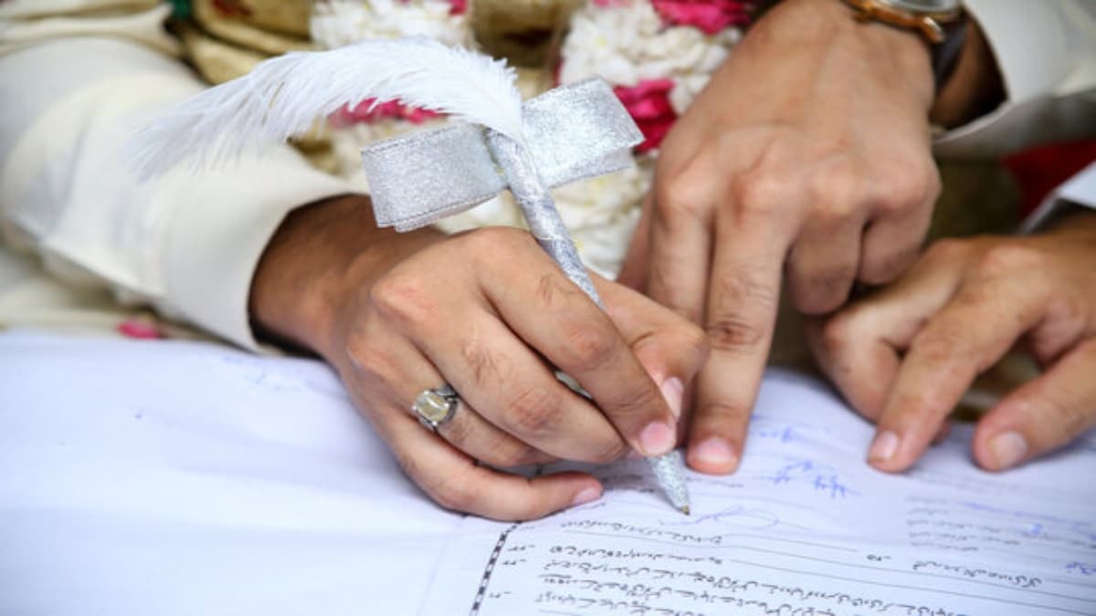 एक बेटी की शर्मनाक करतूत, घर में ही प्रेमी के साथ आपत्तिजनक हालत में मिली, मां-बाप ने उठाया बड़ा कदम
