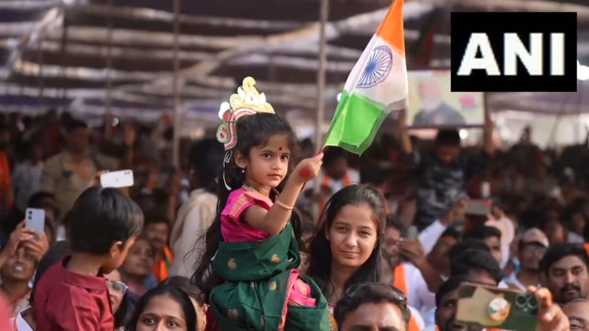 Watch Video: तेलंगाना रैली में PM की नजरों में आई एक बच्ची, जिसकी मंच से मोदी ने की तारीफ, दिया आशीर्वाद
