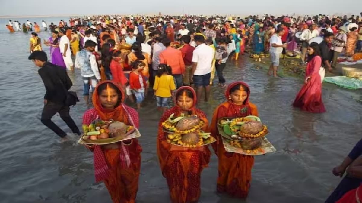 दिल्ली में 1000 से ज्यादा घाटों पर चल रही छठ पूजा, आप सरकार ने सजो-साज और इंतजाम में खर्च किए करोड़ों रुपए