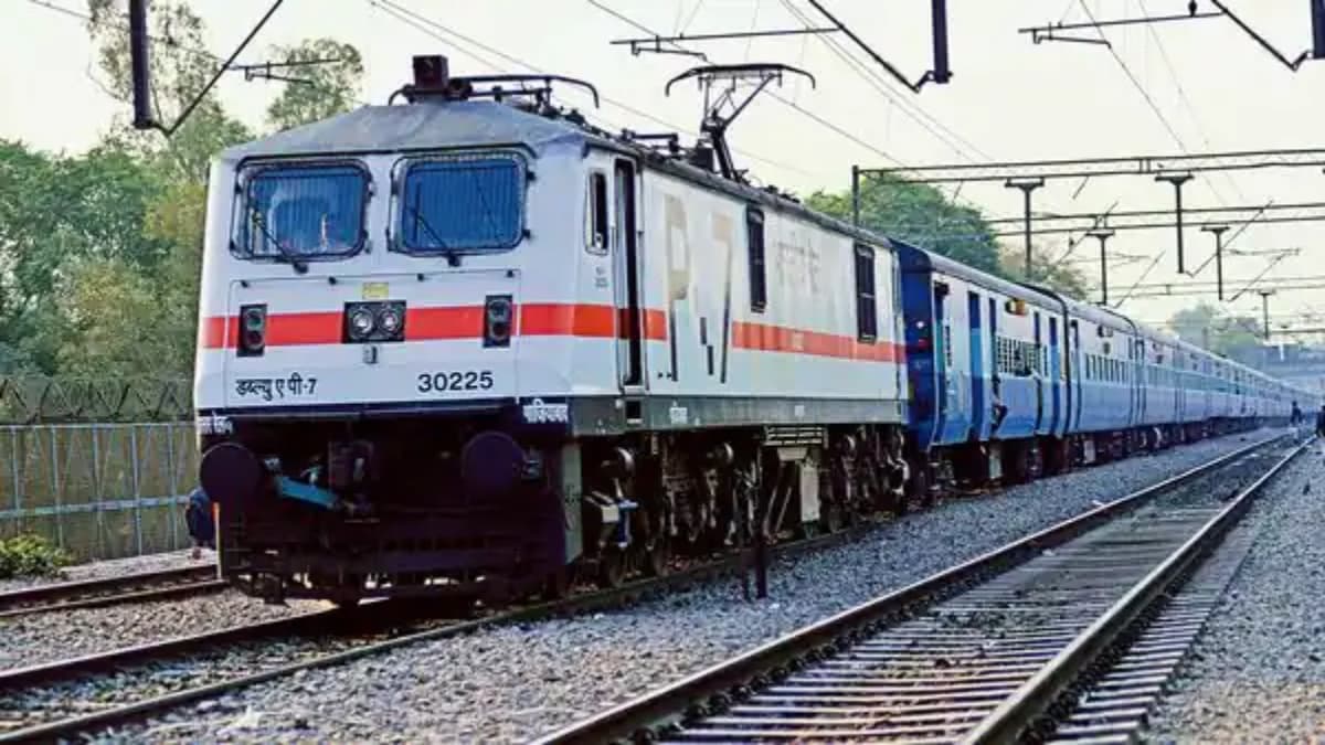 अचानक यात्रियों से भरी ट्रेन स्टेशन पर छोड़कर चला गया ड्राइवर, बताई अजीबो-गरीब वजह