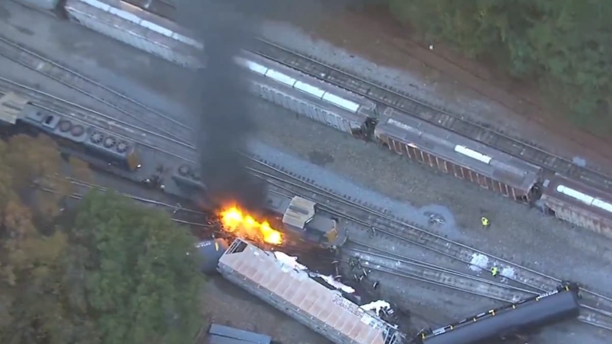 Burning Train Video: हजारों गैलन डीजल ले जा रही ट्रेन हुई बेपटरी, फिर धूं-धूं कर जली