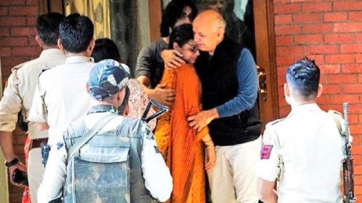 Manish Sisodia बीमार पत्नी को गले लगा फूट-फूट कर रोये, Kejriwal बोले- तस्वीर काफी पीड़ादायक