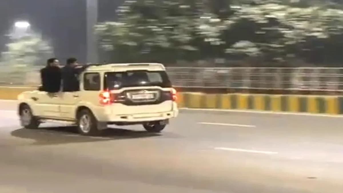 सड़क पर दौड़ रही थी कार, अचानक होने लगी नोटों की बारिश, पुलिस ने रोका चालान ठोका