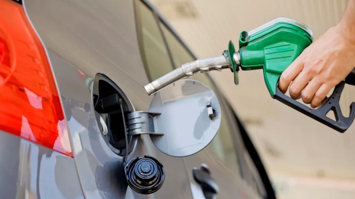 Petrol-Diesel Price Today: पेट्रोल-डीजल के दाम गिरे, आपके शहर में क्या है प्रति लीटर का भाव जानें