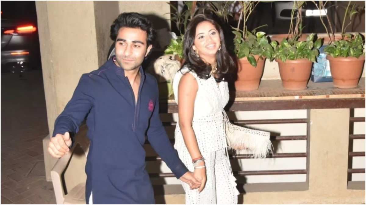 Aadar Jain ने मिस्ट्री गर्ल संग रिश्ते पर लगाई मुहर, फिर नई गर्लफ्रेंड का हाथ थामे दिखे एक्टर